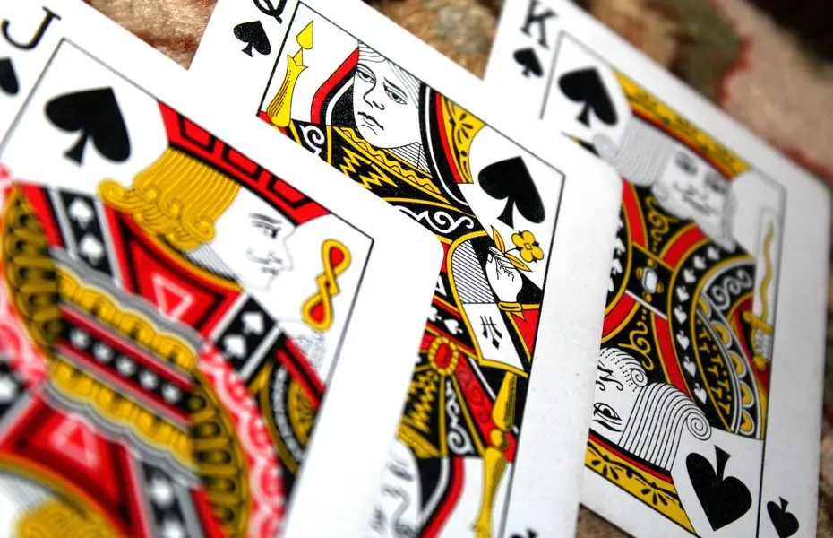 Scopri il Fascino del Burraco all'Hotel Imperiale: a Giugno e Settembre il Divertimento è assicurato!